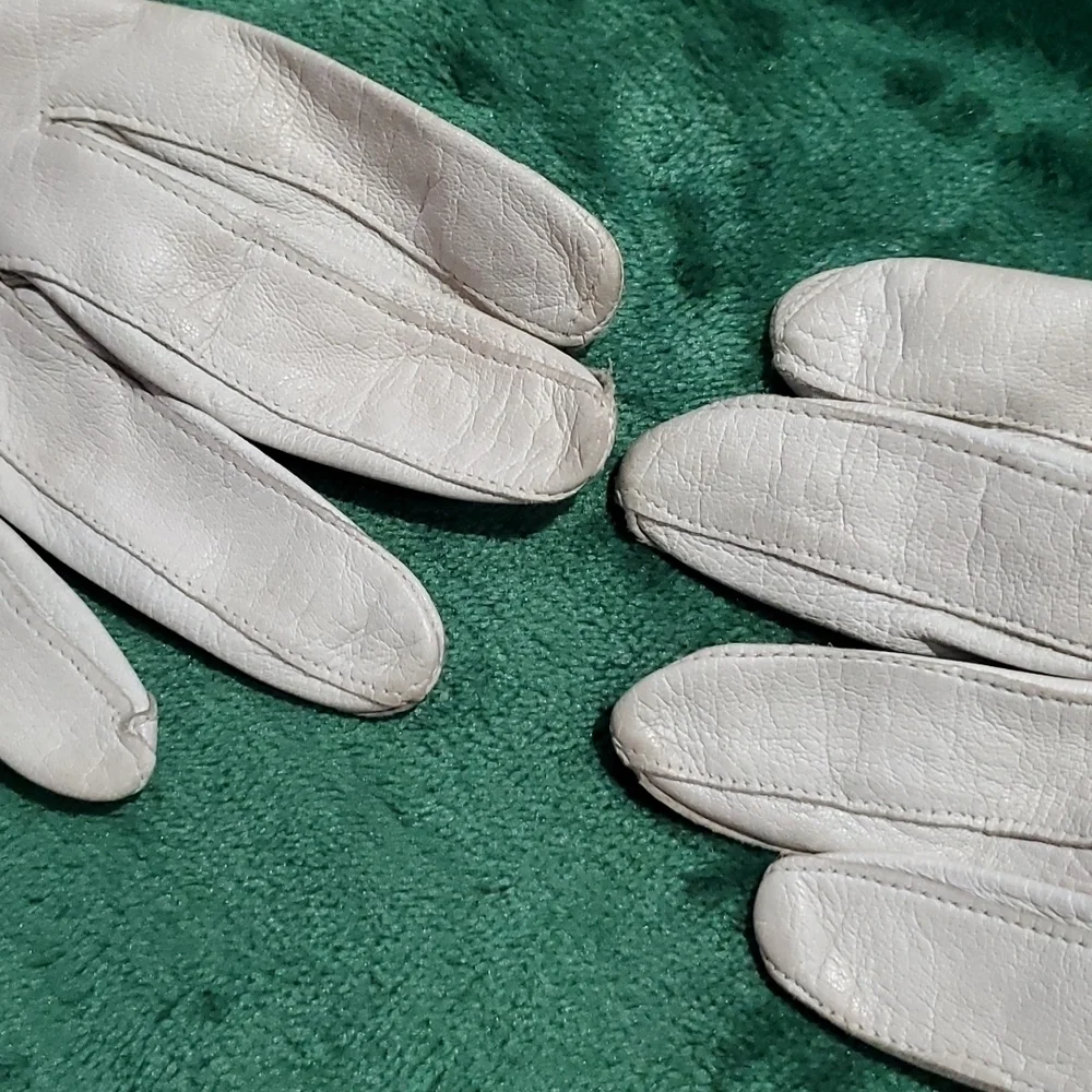 VINTAGE IVORY GLOVES WITH PEARLS